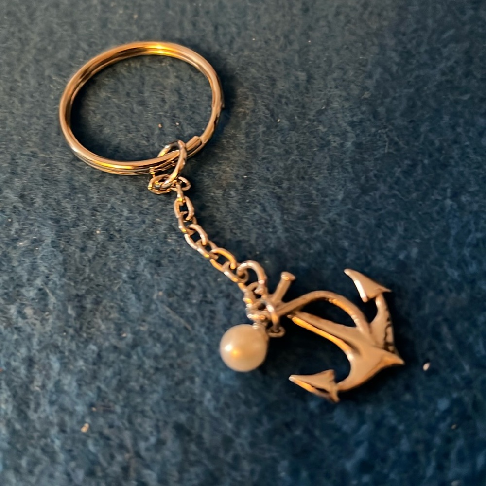Vantel Pearls Anchor Keychain
